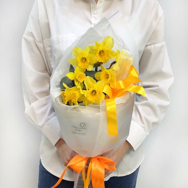 Букет нарциссов 9, артикул F1384522 - 1882 рублей, доставка по городу. Flawery - доставка цветов