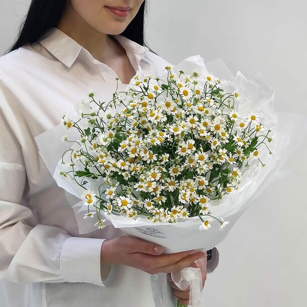 Летность белая букет мелких ромашек, артикул F1415721 - 4521 рублей, доставка по городу. Flawery - доставка цветов