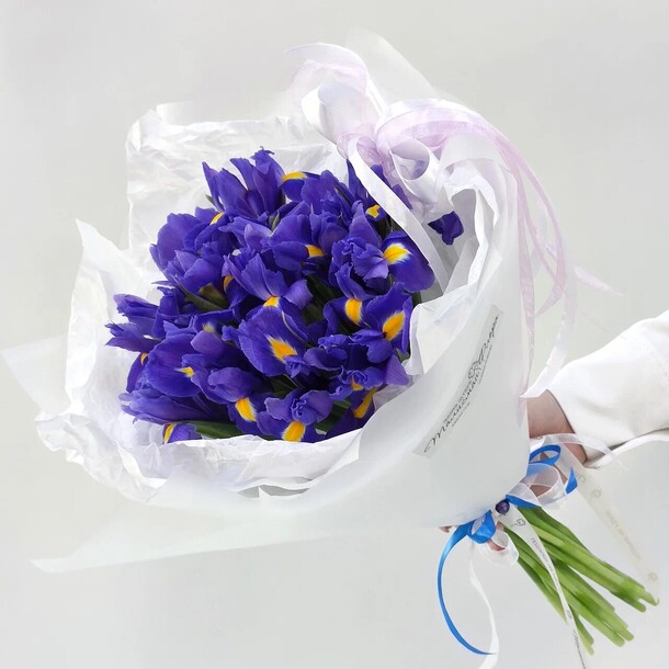 Филетовость букет ирисов в стильной упаковке, артикул F1419398 - 4389 рублей, доставка по городу. Flawery - доставка цветов