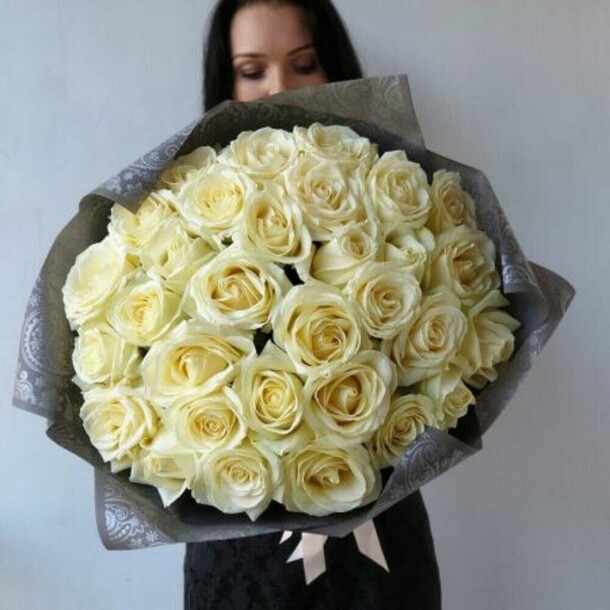 Букет из 25 белых роз узоры, артикул F1426968 - 8063 рублей, доставка по городу. Flawery - доставка цветов