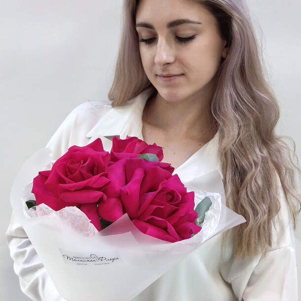 Малиновый комплимент розы в упаковке, артикул F1437432 - 2695 рублей, доставка по городу. Flawery - доставка цветов