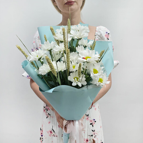 Букет из белых хризантем с пшеницей, артикул F1444129 - 2475 рублей, доставка по городу. Flawery - доставка цветов