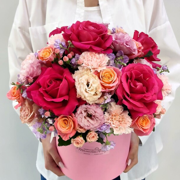 Фанданго французских роз и эустомы в коробке, артикул F1448607 - 13750 рублей, доставка по городу. Flawery - доставка цветов