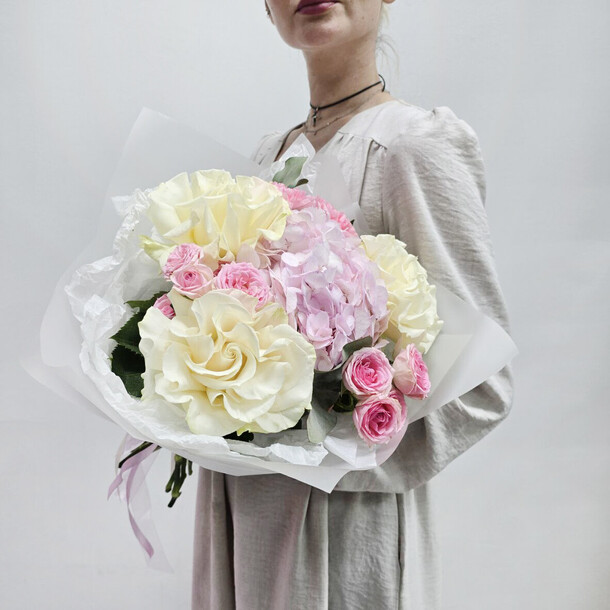 Букет из розовой гортензии и белых роз, артикул F1454851 - 4565 рублей, доставка по городу. Flawery - доставка цветов