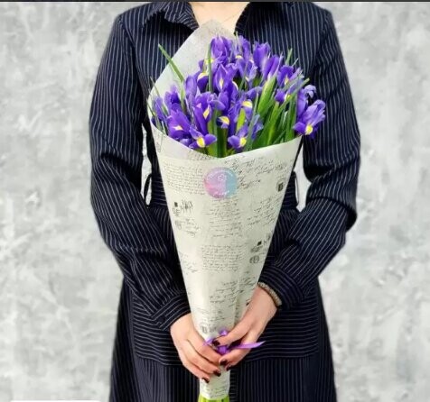 Букет из 15 ирисов в стильной упаковке, артикул F1482260 - 4202 рублей, доставка по городу. Flawery - доставка цветов