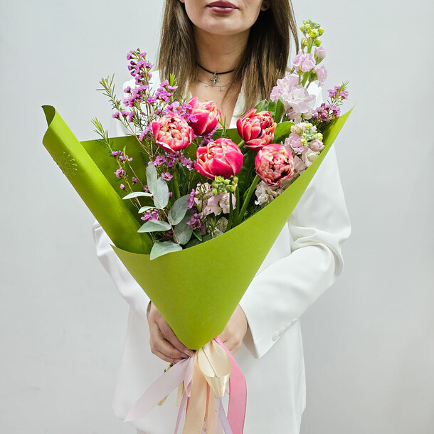 Букет комплимент с тюльпанами весенний, артикул F1490385 - 4045 рублей, доставка по городу. Flawery - доставка цветов