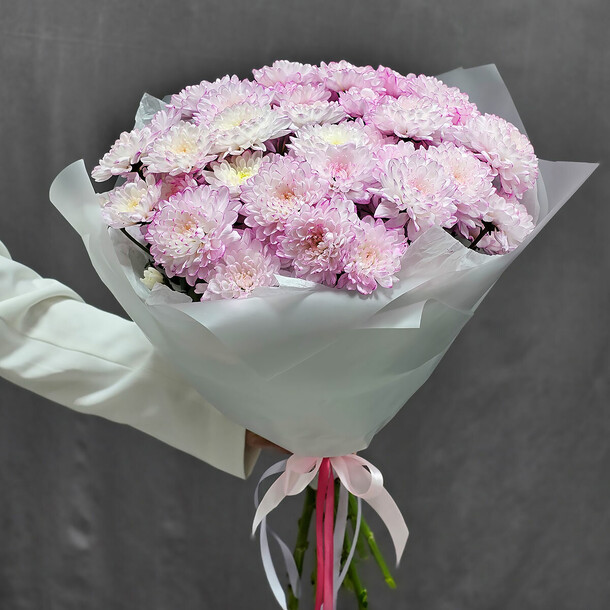 Букет розовых хризантем в упаковке, артикул F1514853 - 4118 рублей, доставка по городу. Flawery - доставка цветов