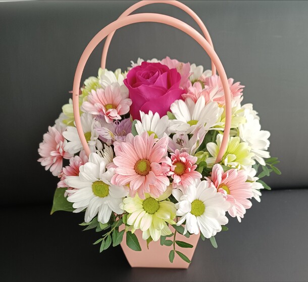 Сумочка с цветами, артикул F1269111 - 2000 рублей, доставка по городу. Flawery - доставка цветов