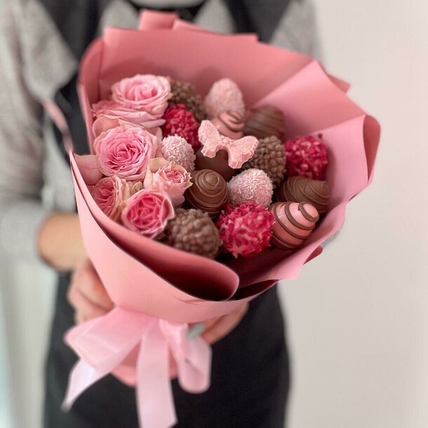 Букет из клубники «принцессе», артикул F1263720 - 4500 рублей, доставка по городу. Flawery - доставка цветов