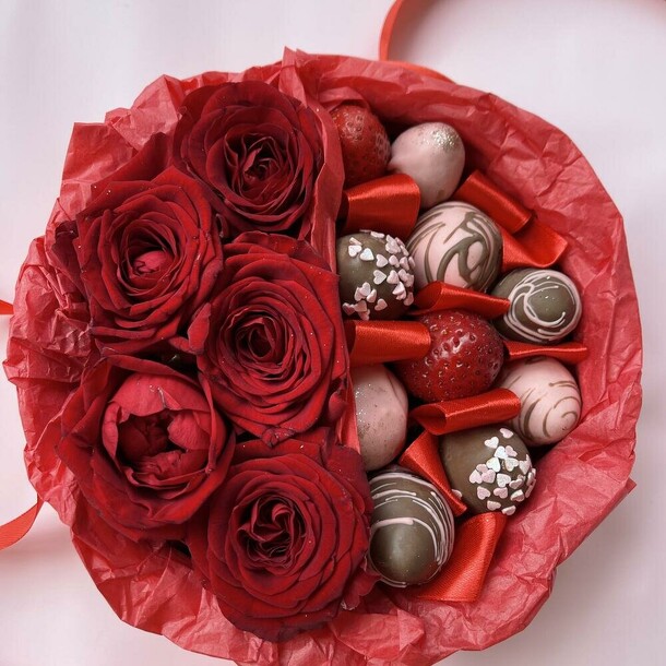 Клубника в шоколаде и красные розы, артикул F1263724 - 5000 рублей, доставка по городу. Flawery - доставка цветов