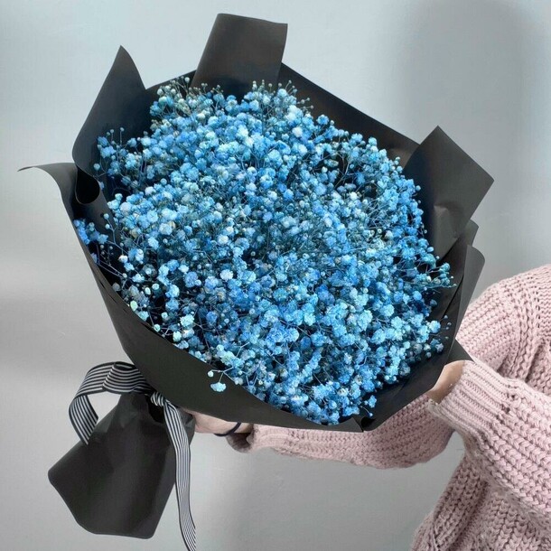 Гипсофила голубая в чёрном оформлении, артикул F1270248 - 3000 рублей, доставка по городу. Flawery - доставка цветов