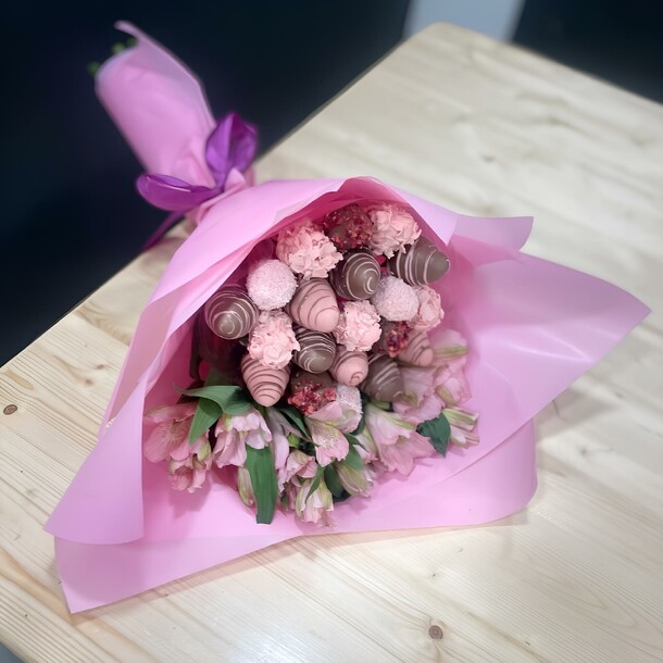 Клубника в шоколаде и альстромерии, артикул F1355765 - 3200 рублей, доставка по городу. Flawery - доставка цветов