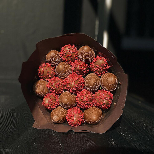 Букет из клубники в шоколаде, артикул F1355779 - 3000 рублей, доставка по городу. Flawery - доставка цветов