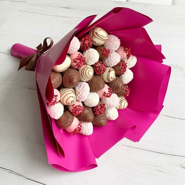 Букет из клубники в шоколаде "полянка", артикул F1355783 - 3900 рублей, доставка по городу. Flawery - доставка цветов