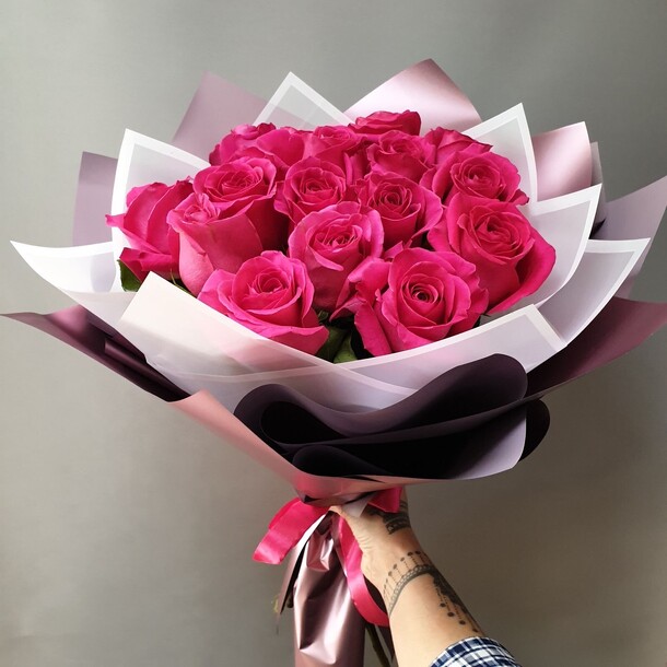 17 малиновых роз в красивой упаковке, артикул F1121357 - 7467 рублей, доставка по городу. Flawery - доставка цветов