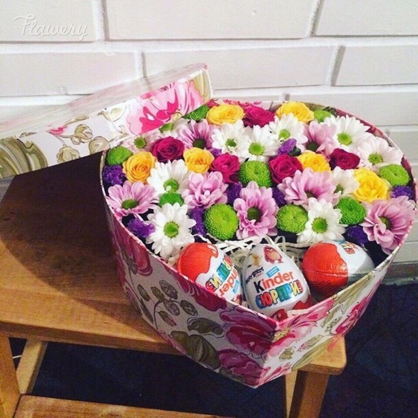 Яркое сердце с киндерами, артикул F26443 - 6589 рублей, доставка по городу. Flawery - доставка цветов