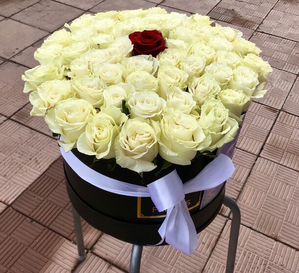 51 роза, артикул F53231 - 24500 рублей, доставка по городу. Flawery - доставка цветов