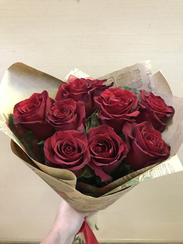 9 роз эксплорер в крафте, артикул F53233 - 3075 рублей, доставка по городу. Flawery - доставка цветов