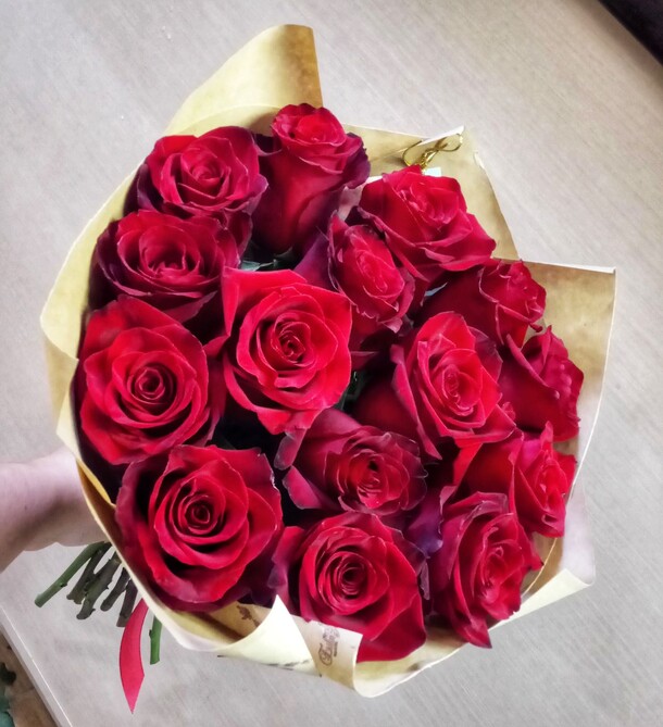 Красные розы в крафте, артикул F57665 - 5271 рублей, доставка по городу. Flawery - доставка цветов