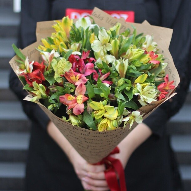 Букет альстромерий, артикул F82775 - 6589 рублей, доставка по городу. Flawery - доставка цветов