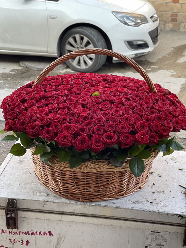 Большая корзина с розами, артикул F1079717 - 155625 рублей, доставка по городу. Flawery - доставка цветов