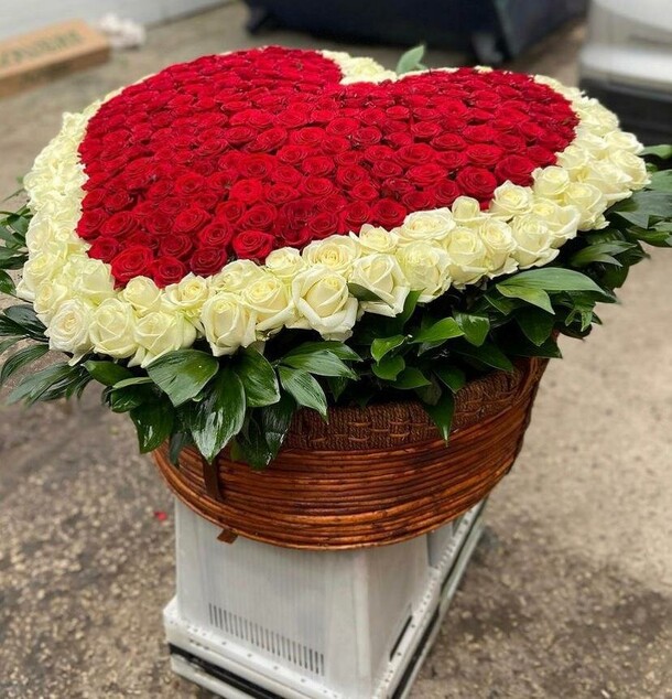 Корзина с розами, артикул F1083680 - 87999 рублей, доставка по городу. Flawery - доставка цветов