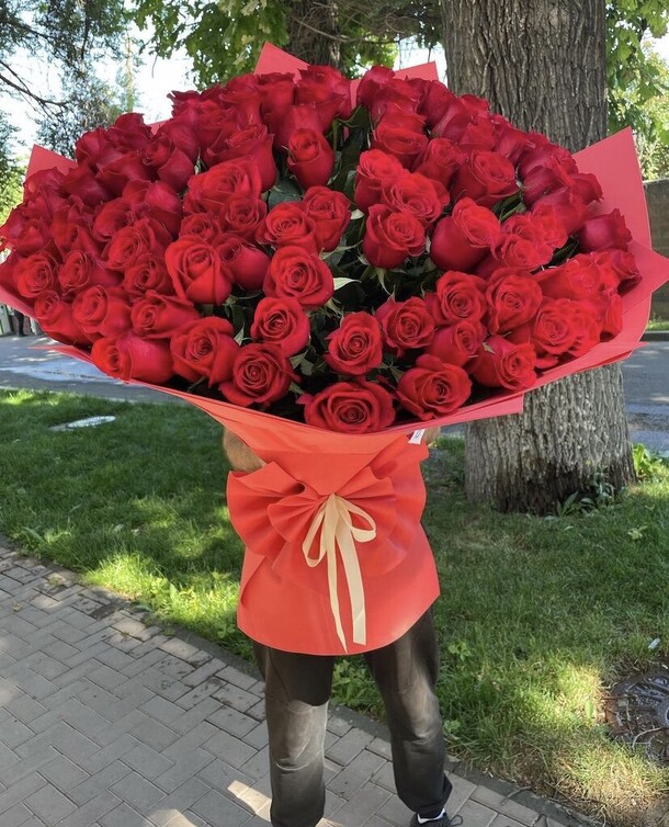 101 красная роза, артикул F1084191 - 38499 рублей, доставка по городу. Flawery - доставка цветов