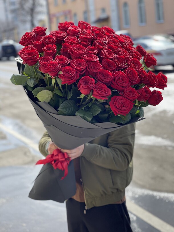 Метровая роза, артикул F1107199 - 21999 рублей, доставка по городу. Flawery - доставка цветов