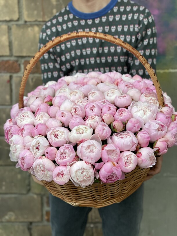 101 пион в корзине, артикул F1111624 - 82500 рублей, доставка по городу. Flawery - доставка цветов