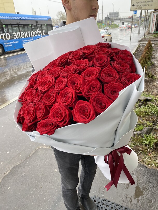 51 роза в дизайнерской упаковке, артикул F111788 - 13199 рублей, доставка по городу. Flawery - доставка цветов