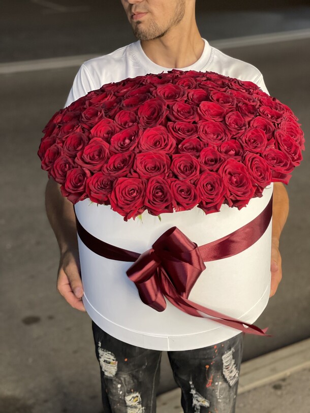 101 роза в коробке, артикул F1128218 - 27499 рублей, доставка по городу. Flawery - доставка цветов