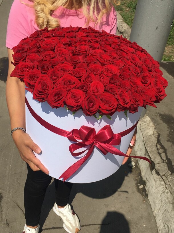 101 роза бордовая в коробке, артикул F1133775 - 27499 рублей, доставка по городу. Flawery - доставка цветов