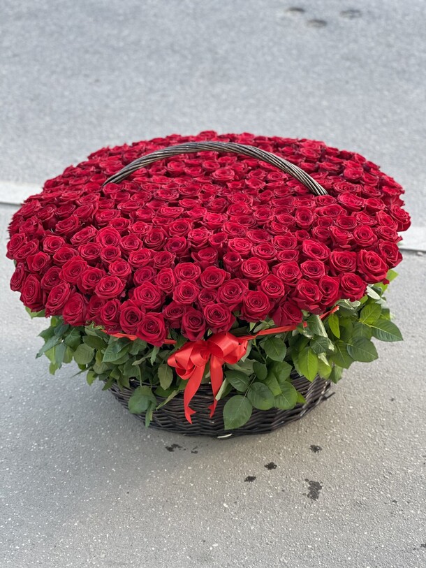 Бордовая роза в корзине, артикул F1136772 - 76999 рублей, доставка по городу. Flawery - доставка цветов
