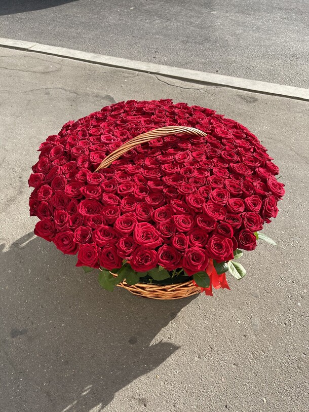 251 бордовая роза в корзине, артикул F1137060 - 65999 рублей, доставка по городу. Flawery - доставка цветов