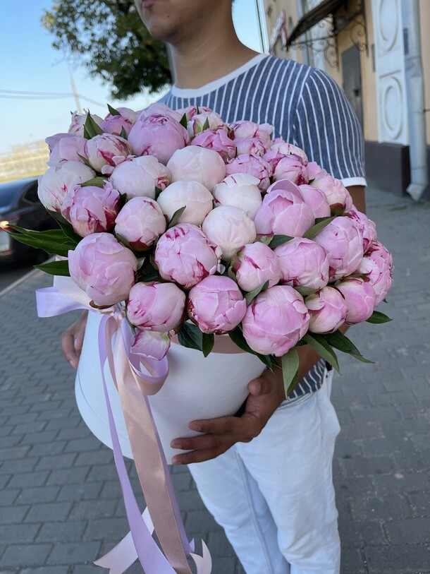 Пион нежный в коробке, артикул F1139571 - 49999 рублей, доставка по городу. Flawery - доставка цветов