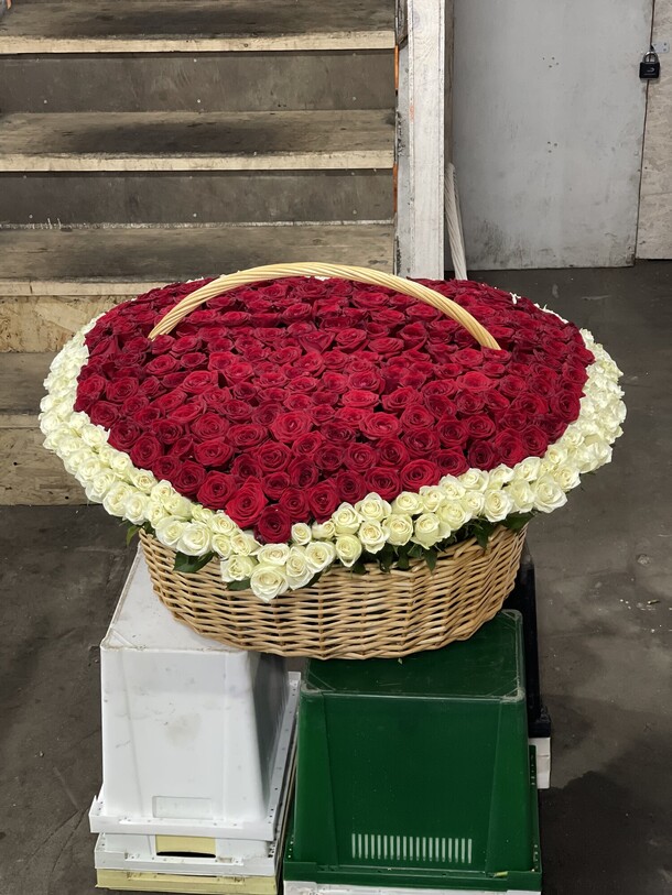 Корзина с розами сердце, артикул F1140120 - 155625 рублей, доставка по городу. Flawery - доставка цветов