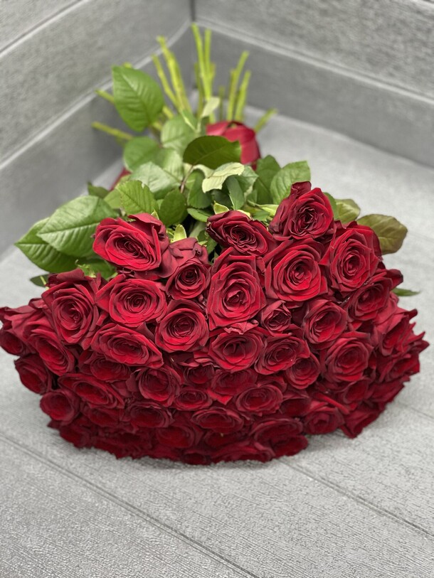 Шикарные бордовые розы, артикул F1144576 - 14299 рублей, доставка по городу. Flawery - доставка цветов