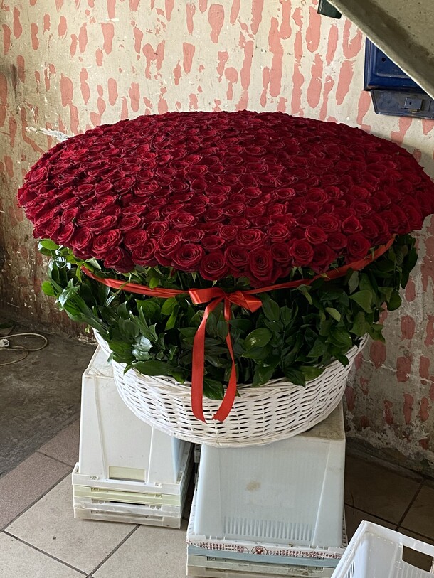 Огромная корзина с розами, артикул F1145377 - 87999 рублей, доставка по городу. Flawery - доставка цветов