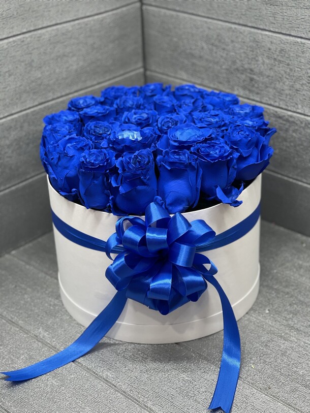 Синие розы в коробке, артикул F1151633 - 24199 рублей, доставка по городу. Flawery - доставка цветов