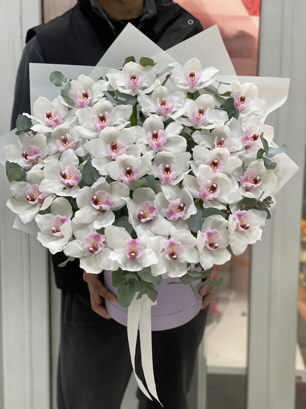 Белая орхидея в коробке, артикул F1185580 - 27499 рублей, доставка по городу. Flawery - доставка цветов