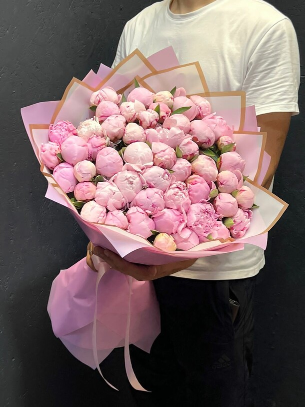 Букет из 51 нежных пионов, артикул F1206608 - 40000 рублей, доставка по городу. Flawery - доставка цветов