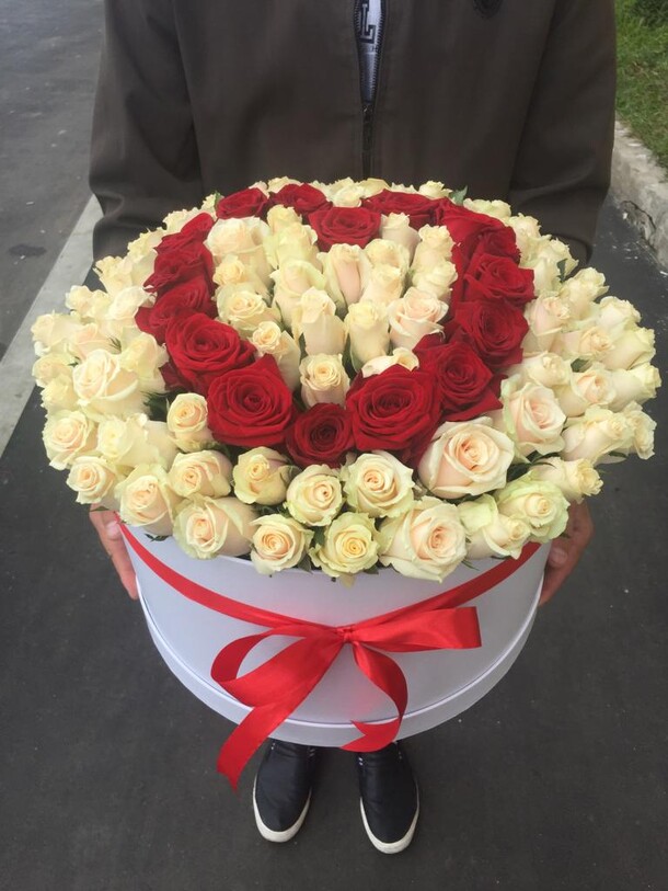 Сердце из роз, артикул F22812 - 32999 рублей, доставка по городу. Flawery - доставка цветов