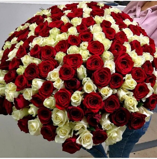 Большой букет роз, артикул F23148 - 21999 рублей, доставка по городу. Flawery - доставка цветов