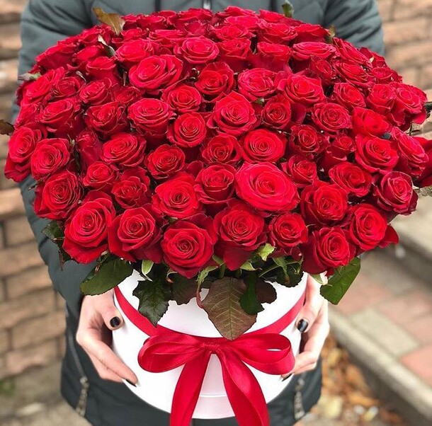 Красивые розы в коробке, артикул F30801 - 21999 рублей, доставка по городу. Flawery - доставка цветов