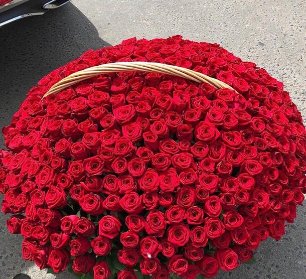 Розы в корзине, артикул F32382 - 129685 рублей, доставка по городу. Flawery - доставка цветов