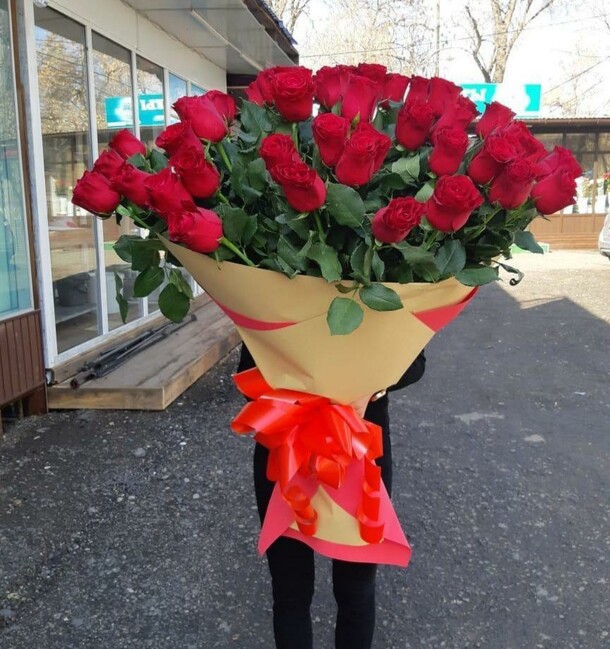 Букет из красных роз, артикул F33470 - 16499 рублей, доставка по городу. Flawery - доставка цветов