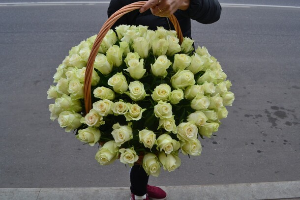 101 роза в корзине, артикул F36087 - 27497 рублей, доставка по городу. Flawery - доставка цветов