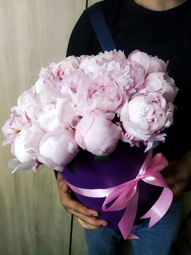 Розовые пионы в коробке, артикул F38170 - 21000 рублей, доставка по городу. Flawery - доставка цветов