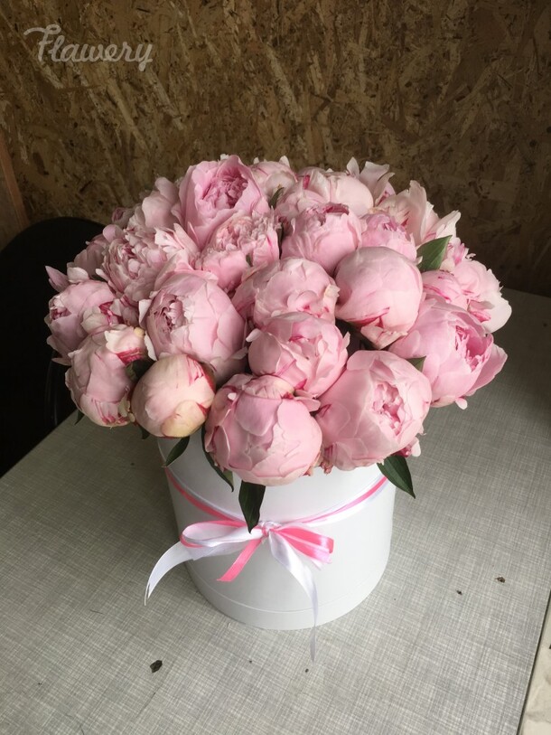 Пионы в коробке, артикул F38226 - 21997 рублей, доставка по городу. Flawery - доставка цветов