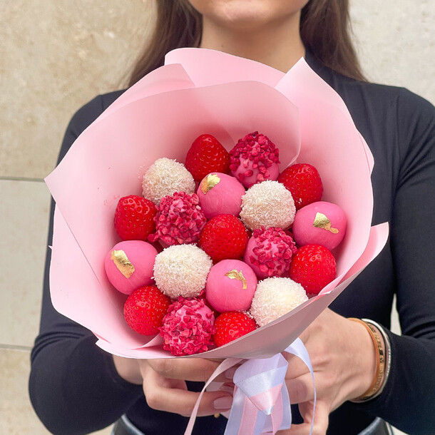 Букет из 19 клубник dreams, артикул F1245186 - 3690 рублей, доставка по городу. Flawery - доставка цветов